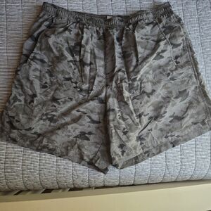 Columbia Men's Gray Camo Athletic Shorts